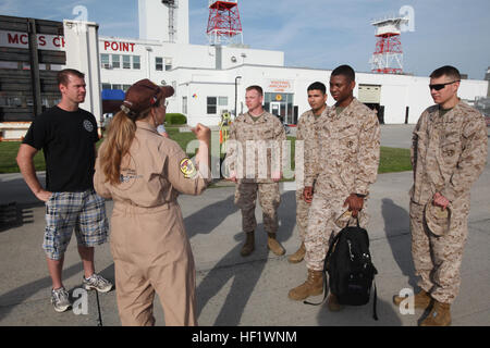 Paolo Ringheiser III, vincitore del 2012 Marine Corps Air Station Cherry Point Air Show concorso a tema, suo padre Paolo Ringeiser Jr e Marines da guerriero ferito Battaglione Oriente in base fuori di Camp Lejeune, N.C., avuto modo di volare a bordo di un B-25J Mitchell Bomber di proprietà di disabili veterani americano Team di volo, 4 maggio 2012. Il volo è stato parte del 2012 Marine Corps Air Station Cherry Point Air Show Maggio 4-6. B-25 volo per i combattenti feriti e Ringheisers 120504-M-QB428-025 Foto Stock