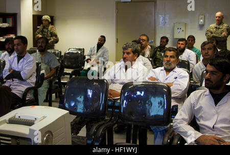 Sedici membri del Kandahar regionale Ospedale Militare di frequentare la ventilazione meccanica formazione introduttiva Gen 19, 2014, Kandahar, Afghanistan. La classe si è svolta dai membri di Kandahar Airfield Ruolo 3 ospedale di combattimento Organizzazione del Trattato del Nord Atlantico multinazionale unità medico per aiutare a migliorare la KRMH il personale di familiarizzazione con ventilatori, come è uno strumento critico per unità di cura intensiva per i pazienti. (U.S. Foto dell'esercito da Cpl. Mariah miglior) la formazione medica consente di potenziare i servizi forze di sicurezza nazionali afgane 140119-Z-TF878-905 Foto Stock