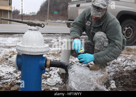 Il personale Sgt. Nathan Pettway della Virginia Guardia nazionale forte Pickett-basato 34th armi di distruzione di massa civile del Team di supporto raccoglie un campione di acqua gen. 19, 2014 a Charleston, W. Va., dopo che Terry Massey, un equipaggio leader con il West Virginia Acqua americana ha aperto l'idrante di fuoco. (Foto di cotone Puryear, Virginia Guardia Nazionale degli affari pubblici) Va. personale di guardia assistere W.Va. acqua operazioni di raccolta 140119-Z-BN267-004 Foto Stock