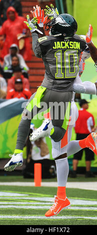 DeSean Jackson, wide receiver per Philadelphia Eagles, salti per la cattura di un touchdown durante il 2014 National Football League Pro Bowl all'Aloha Stadium, Hawaii, gennaio 26, 2014. (U.S. Marine Corps photo by Lance Cpl. Matteo) Bragg DeSean Jackson 2014 Pro Bowl Foto Stock