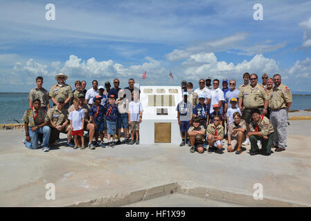 Muratori dei Caraibi Naval Lodge insieme a Guantánamo Bay Eagle Scout pongono al monumento di Colombo che essi ri-costruito a Sbarco dei Traghetti, presso gli alberghi degli Stati Uniti La stazione navale di Guantanamo Bay a Cuba. Fiorisce in muratura a GTMO 131014-Z-WA628-001 Foto Stock