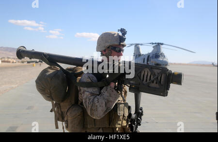 Un Marine con 3a bassa altitudine la difesa aerea battaglione porta un pungiglione weapon system prima del carico su un CH-46 sea knight elicottero a Marine Corps Air Ground Centro di combattimento ventinove Palms, California, Febbraio 3, 2014. Marines sono stati inseriti due chilometri da Lava Area Formazione dove avevano a fuoco e manovra su terreni accidentati per un obiettivo e impostare le posizioni difensive. Dopo aver difeso la zona per 36 ore, i fanti respinti un nemico attacco notturno ed eseguito un contrattacco attraverso cinque chilometri per concludere la tre giorni di esercitazione. (U.S. Marine Corps foto di Cpl. J Foto Stock