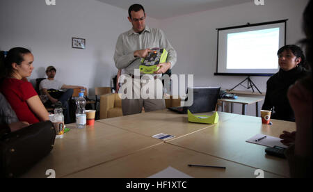 Il tenente Theodore Demetriou, il medico di fiducia con il Mar Nero forza rotazionale 14, mostra ai partecipanti in un seminario medico un defibrillatore automatico esterno a Traian nel Centro di collocamento in Constanta, Romania, 11 febbraio, 2014. La defibrillazione semiautomatica è un dispositivo elettronico portatile che rileva automaticamente gli anormali palpitazioni cardiache in un paziente, ed è in grado di trattare il loro attraverso la applicazione di una terapia elettrica o la defibrillazione. Seminario aiuta i partecipanti a ottenere delle conoscenze mediche 140211-M-PY808-100 Foto Stock