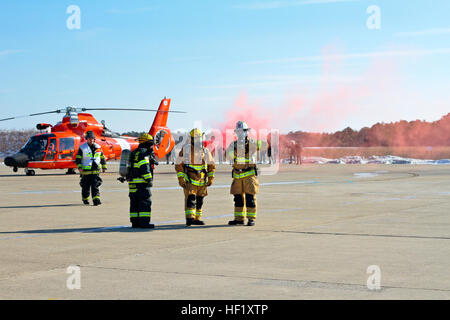 Stati Uniti Air Force protezione antincendio specialisti del New Jersey Air National Guard il 177th Fighter Wing preparare per estrarre aviatori da un MH-65D Delfino elicottero durante un incidente aereo esercizio presso la guardia costiera Stazione aria Atlantic City il 11 febbraio, 2014. L'esercizio, che è un requisito annuale per la stazione aerea di Atlantic City, ha coinvolto la Coast Guard, Federal Aviation Administration, South Jersey Transportation Authority i Vigili del Fuoco e 177th Fighter Wing dei Vigili del Fuoco. (U.S. Air National Guard foto di Tech. Sgt. Matt Hecht/RILASCIATO) Air Station Atlantic City contrattempo trapanare 140211-Z- Foto Stock