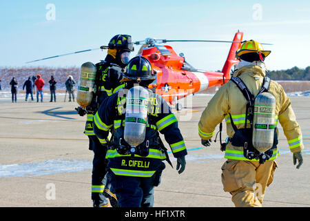 Stati Uniti Air Force protezione antincendio specialisti del New Jersey Air National Guard il 177th Fighter Wing preparare per estrarre aviatori da un MH-65D Delfino elicottero durante un incidente aereo esercizio presso la guardia costiera Stazione aria Atlantic City il 11 febbraio, 2014. L'esercizio, che è un requisito annuale per la stazione aerea di Atlantic City, ha coinvolto la Coast Guard, Federal Aviation Administration, South Jersey Transportation Authority i Vigili del Fuoco e 177th Fighter Wing dei Vigili del Fuoco. (U.S. Air National Guard foto di Tech. Sgt. Matt Hecht/RILASCIATO) Air Station Atlantic City contrattempo trapanare 140211-Z- Foto Stock