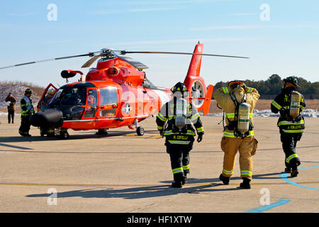 Stati Uniti Air Force protezione antincendio specialisti del New Jersey Air National Guard il 177th Fighter Wing preparare per estrarre aviatori da un MH-65D Delfino elicottero durante un incidente aereo esercizio presso la guardia costiera Stazione aria Atlantic City il 11 febbraio, 2014. L'esercizio, che è un requisito annuale per la stazione aerea di Atlantic City, ha coinvolto la Coast Guard, Federal Aviation Administration, South Jersey Transportation Authority i Vigili del Fuoco e 177th Fighter Wing dei Vigili del Fuoco. (U.S. Air National Guard foto di Tech. Sgt. Matt Hecht/RILASCIATO) Air Station Atlantic City contrattempo trapanare 140211-Z- Foto Stock