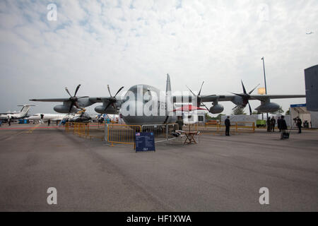 Una KC-130J Super Hercules si trova nell'area statica del Changi Exhibition Centre 11 febbraio durante il Singapore Airshow internazionale 2014. Il C-130 è rimasto accanto a una MV-22B Osprey, un C-17 Globemaster e un P-8 Poseidon e quasi 90 altri aeromobili provenienti da tutto il mondo. Il C-130 è con antenna Marine Refueler squadrone di trasporto 152, il primo velivolo Marina Wing, Marine Aircraft Group 36, III Marine Expeditionary Force. (U.S. Marine Corps foto di Cpl. Lena Wakayama/RILASCIATO) Marines help kick off Singapore Airshow 2014 140211-M-PK536-004 Foto Stock