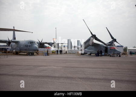 Una KC-130J Super Hercules e una MV-22B Osprey sedersi nell'area statica del Changi Exhibition Centre 11 febbraio durante il Singapore Airshow internazionale 2014. Il Marine Corps aeromobile è rimasto accanto a un C-17 Globemaster e un P-8 Poseidon e quasi 90 altri aeromobili provenienti da tutto il mondo. Il C-130 è con antenna Marine Refueler squadrone di trasporto 152, Marine Aircraft Group 36, 1° Marine ala di aereo III Marine forza expeditionary e il falco pescatore è con Marine mezzo squadrone Tiltrotor 262, mag.36. Marines help kick off Singapore Airshow internazionale 2014 140211-M-PK536-005 Foto Stock