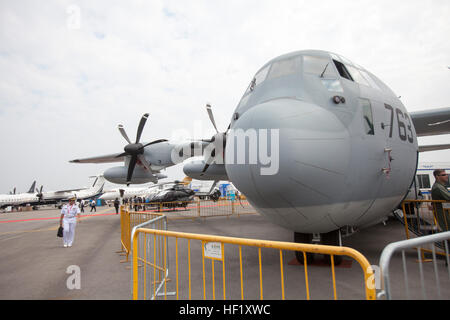 Una KC-130J Super Hercules si trova nell'area statica del Changi Exhibition Centre 11 febbraio durante il Singapore Airshow internazionale 2014. Il C-130 è rimasto accanto a una MV-22B Osprey, un C-17 Globemaster e un P-8 Poseidon e quasi 90 altri aeromobili provenienti da tutto il mondo. Singapore Air Show 2014 aiuta a costruire relazioni più strette tra gli Stati Uniti e Singapore, nonché tra la comunità internazionale. La manifestazione promuove militare militare a discussioni su apparecchi e attrezzature, che consente una maggiore interoperabilità delle piattaforme aeronautiche e favorisce il militare internazionale di ri Foto Stock