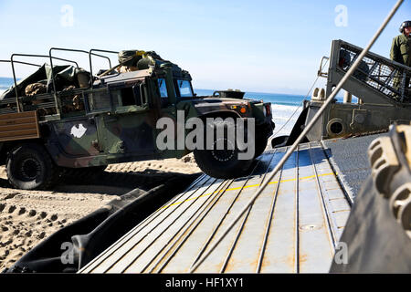 Un Humvee viene caricato su un U.S. Navy landing craft, cuscino d'aria a Camp Pendleton, California, per essere trasportati a San Clemente in Isola del 12 febbraio 2014, durante l'esercizio del pugno di ferro 2014. Pugno di ferro è di tre settimane di formazione bilaterali che si tiene ogni anno tra Stati Uniti Marine Corps e il Giappone terra Forza di Autodifesa progettato per aumentare l'interoperabilità tra i due servizi mentre aiuta i giapponesi nel loro continuo sviluppo di capacità anfibie. (U.S. Marine Corps photo by Lance Cpl. Ricardo Hurtado/RILASCIATO) un Humvee viene caricato su un U.S. Navy landing craft, cuscino d'aria a Camp Foto Stock