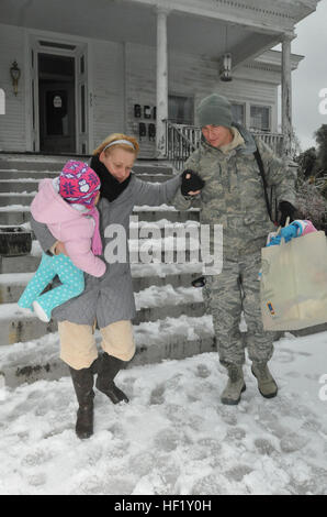 Augusta, Ga., Feb.12, 2014 - Georgia nazionale personale Guardsman Sgt. Matteo Wainwright con la 165aria parafango sollevamento, Georgia Air National Guard, aiuta McDaniels Pagina giù per le scale durante una missione di evacuare una famiglia da una casa che ha perso il suo potere e il suo calore quale risultato di tempesta invernale Leon. (U.S. Esercito nazionale Guard foto di Sgt. Michael Uribe/RILASCIATO). Funzionamento Snowball III 140212-Z-XA030-106 Foto Stock