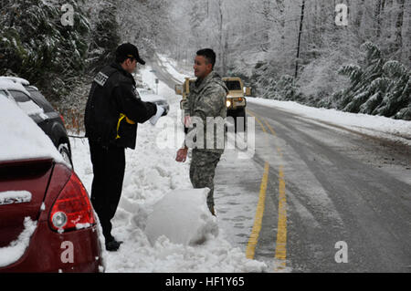 Vice Erik Seda, riattivazione dello sceriffo della contea di Office e il personale Sgt. Juan Guzman Mancia, 113Supporto brigata, discutere il piano di azione per la segnalazione di veicoli abbandonati in Raleigh, North Carolina, Feb 13, 2014. La Carolina del Nord la Guardia Nazionale è stata aiutare le autorità locali in risposta alla tempesta invernale Pax. (U.S. Esercito nazionale Guard foto di PFC. Lisa vitigni, 382 Affari pubblici Distacco/RILASCIATO) NC National Guard per assistere la Carolina del Nord Divisione nella gestione delle situazioni di emergenza durante la tempesta di neve Pax 140212-Z-EH515-161 Foto Stock