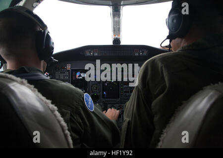 I piloti con sede e Sede squadrone preparare al Land un UC-12W Beechcraft King Air 350 aeromobili al 14 febbraio a Utaphao Royal Thai Navy Airfield, Regno di Thailandia. I piloti sono stati inizialmente istruito su altri aeromobili marino e poi addestrato a volare il supporto operativo aereo come parte di H&HS, Marine Corps Air Station Futenma, Marine Corps impianti pacifico. (U.S. Marine Corps photo by Lance Cpl. Natalie M. Rostran/RILASCIATO) Supporto Operativo aeromobili offrono flessibilità per comandanti 140215-M-ZH183-010 Foto Stock