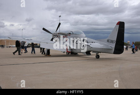 Deserto fulmine ai membri del team di visualizzare Air Force Heritage degli aerei in linea di volo a Davis-Monthan Air Force Base, Ariz., durante il volo del patrimonio Corso di formazione (HFTC) 1 marzo 2014. Ulteriori aeromobili che partecipano al HFTC erano i P Mustang P-40 Warhawk, il P-38 fulmini, il P-47 Thunderbolt e la F-86 Sabre. Aria di comando di combattimento aereo includono la F-22 Raptor, A-10 Thunderbolt II e la F-16C Fighting Falcon. (U.S. Air National Guard foto di Master Sgt. Andrew J. Moseley/RILASCIATO) 'Bum Steer' a USAF Heritage settimana 140301-Z-YH452-048 Foto Stock