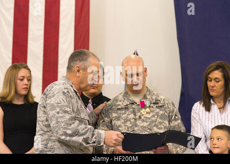 Colorado National Guard comando stato Sgt. Il Mag. (Pensionati) Kenneth Berube riceve un certificato di apprezzamento come un dono da magg. Gen. H. Michael Edwards durante la sua cerimonia di pensionamento in forza comune sede in Centennial, Colo., 1 marzo 2014. Stato in entrata il comando Sgt. Il Mag. Russell Hamilton divenne membro del comando Sergente Maggiore della CONG in un cambiamento di responsabilità cerimonia che ha avuto luogo prima della cerimonia di pensionamento. Berube, che ritorna ad un incarico a tempo pieno con il Denver Dipartimento di Polizia, servito il suo paese più di trent'anni. (U.S. Esercito nazionale Guard foto di Sgt Foto Stock