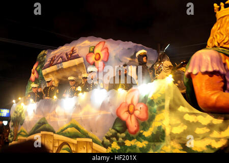 Marines, marinai e soldati di viaggio in una sfilata galleggiante gettando perle e altre minuterie per la folla durante il Krewe di Zeus sfilata in Metairie, La., 3 marzo 2014. Fondata nel 1957, la Krewe di Zeus è la più antica organizzazione sfilano in Metairie, un sobborgo di New Orleans. Zeus dimora di una antica tradizione greca, all inizio della loro sfilata con membri della Krewe vestito in abiti periodo sulla parte superiore di cavalli e di carri. Il secondo aeromobile Marina Wing band e color guard dal Marine Corps Air Station Cherry Point, N.C., ha portato la parata. (U.S. Marine Corps Foto di Cpl. J. Gage Karwick/Rel Foto Stock