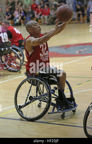 CAMP PENDLETON, California, (marzo 8)-Marine veterano Josue Barron, 24, da Cudahy, California, gioca una partita di basket in carrozzella del 8 marzo durante il 2014 Marine Corps prove a bordo di Camp Pendleton, California Il Marine Corps prove è un 8-sport invitational che coinvolgono quattro squadre in gara compreso del servizio attivo Marines, veterani e il servizio internazionale di membri. Gli atleti avranno la possibilità di competere in un otto-competizione sportiva per includere il tiro con l'arco, tiro, basket in carrozzella, seduta pallavolo, nuoto, ciclismo, la via e il campo eventi. Foto di Lance Cpl. David Silvano. 2014 Marine Foto Stock