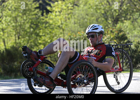 Marine veterano Richard Stalder, 23 dall'Isola Merritt Fla., compete in recumbent 20K gara, durante il 2014 Marine Corps prove a bordo di Camp Pendleton, California, 9 marzo 2014. Il Marine Corps prove è un 8-sport invitational che coinvolgono quattro squadre in gara compreso del servizio attivo Marines, veterani e il servizio internazionale di membri. Gli atleti avranno la possibilità di competere in un otto-competizione sportiva per includere il tiro con l'arco, tiro, basket in carrozzella, seduta pallavolo, nuoto, ciclismo, la via e il campo eventi. 2014 Marine Corps prove gara ciclistica 140309-M-MV301-222 Foto Stock