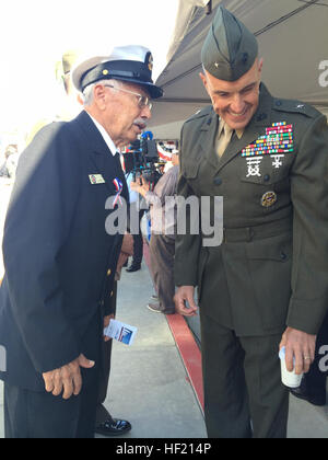 Il brigadiere gen. Vincent A. Coglianese, 1° Marine Logistics Group comandante generale, parla per Dez Lopez, U.S. Navy veterano del Vietnam, durante la grande cerimonia di apertura dell'El Monte veterani del villaggio di El Monte, in California, il 12 marzo 2014. Funzionari con la città di El Monte ospitato una grande celebrazione di apertura per le prime abitazioni accessibili comunità specificamente per i veterani senzatetto. Il $12 milioni di progetto include 40 studio arredato appartamenti con balconi privati. Esso comprende anche la comunità di spazi di raccolta - Una comunità camera con una cucina e un salotto, un centro informatico, on-site Foto Stock