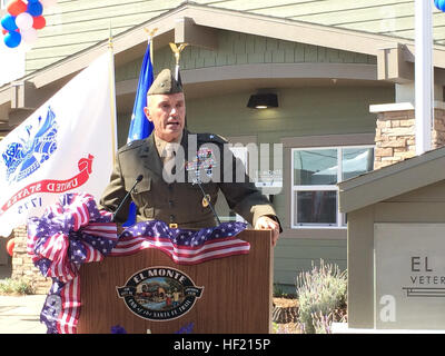 Il brigadiere gen. Vincent A. Coglianese, 1° Marine Logistics Group comandante generale, indirizzi veterani, active duty, funzionari eletti e gli ospiti durante la grande cerimonia di apertura dell'El Monte veterani del villaggio di El Monte, in California, il 12 marzo 2014. Funzionari con la città di El Monte ospitato una grande celebrazione di apertura per le prime abitazioni accessibili comunità specificamente per i veterani senzatetto. Il $12 milioni di progetto include 40 studio arredato appartamenti con balconi privati. Esso comprende anche la comunità di spazi di raccolta -- una comunità sala con cucina e area lounge, un computer ce Foto Stock