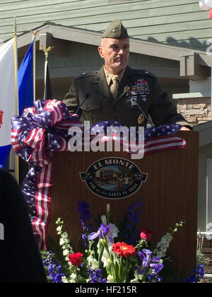 Il brigadiere gen. Vincent A. Coglianese, 1° Marine Logistics Group comandante generale, indirizzi veterani, active duty, funzionari eletti e gli ospiti durante la grande cerimonia di apertura dell'El Monte veterani del villaggio di El Monte, in California, il 12 marzo 2014. Funzionari con la città di El Monte ospitato una grande celebrazione di apertura per le prime abitazioni accessibili comunità specificamente per i veterani senzatetto. Il $12 milioni di progetto include 40 studio arredato appartamenti con balconi privati. Esso comprende anche la comunità di spazi di raccolta -- una comunità sala con cucina e area lounge, un computer ce Foto Stock