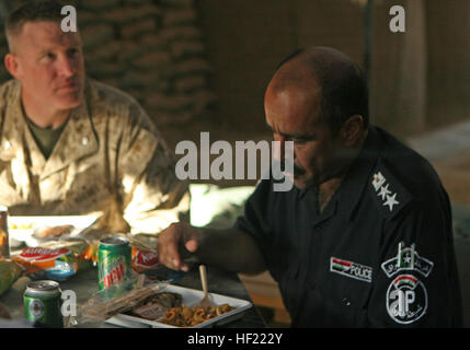 Lt. Col. Brett A. Bourne, il comandante del primo battaglione, 9° Reggimento Marine, Regimental Combat Team 1, e Col. Saleh Mahdi Shaheen al-Alwani, il distretto capo della polizia di Ramadi, gode di un pasto cucinato da 1° Battaglione, 9 Marines' food service specialist presso il battaglione del comando del centro operativo su Camp Ramadi Giugno 25. I cuochi, in un ruolo unico, non solo sono responsabili per la cottura di cibo per i Marines, ma anche per eventuali ospiti speciali il battaglione può avere. Frequentemente, i leader tribali, leader di governo e polizia precinct chiefs deve venire a Camp Ramadi per briefing Foto Stock