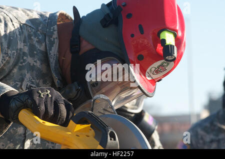 Un esercito di Hawaii National Guardsman tagli di legno per rinforzare una porta in un edificio fatiscente durante l'esercizio Alaska scudo e vigili Guard-Alaska 2014, ad Anchorage, Marzo 28-30, 2014. Il soldato è parte della ricerca-e-team di estrazione delle Hawaii il CERF-P, ed ha viaggiato in Alaska per partecipare all'esercizio che imita un terremoto del 1964. Hawaii guardie unirsi in Alaska terremoto tsunami-esercizio 140330-Z-ZO853-227 Foto Stock