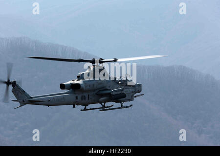 POHANG, COREA DEL SUD (1 aprile 2014) - STATI UNITI Marine Corps AH-1Z Super Cobra assegnato al XIII Marine Expeditionary Unit conduce operazioni di volo durante la Ssang Yong 14 in Pohang, Corea del Sud, 1 aprile 2014. Esercizio Ssang Yong è condotta annualmente nella Repubblica di Corea (ROK) per migliorare l'interoperabilità degli Stati Uniti e le forze di ROK eseguendo uno spettro completo di operazioni anfibie durante la presentazione di mare a base di proiezione di potenza nel Pacifico. (Ufficiale DEGLI STATI UNITI Marine Corps foto di Cpl. David Gonzalez/RILASCIATO) Ssang Yong 140401-M-IO267-154 Foto Stock