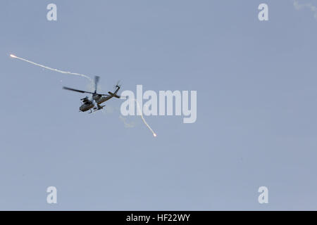 Un U.S. Marine Corps AH-1Z Viper elicottero partecipa a chiudere il supporto aereo esercitazione in Yuma, Ariz., 10 aprile 2014, durante la selezione di armi e tattiche Instructor 2-14. Le armi e le tattiche Instructor, ospitato da aviazione marina di armi e tattiche Squadron (MAWTS) 1, è stato progettato per insegnare le sei funzioni del Marine Corps aviation offrendo la migliore esperienza di combattimento reale strategia, le tattiche e l'esecuzione. (U.S. Marine Corps photo by Lance Cpl. Eryn Rudolph/RILASCIATO) U.S. Marine Corps AH-1Z Viper elicottero partecipa in aria vicino a sostenere la formazione esercizio i Foto Stock