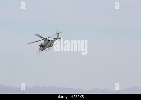 Un U.S. Marine Corps AH-1Z Viper elicottero partecipa a chiudere il supporto aereo esercitazione in Yuma, Ariz., 10 aprile 2014, durante la selezione di armi e tattiche Instructor 2-14. Le armi e le tattiche Instructor, ospitato da aviazione marina di armi e tattiche Squadron (MAWTS) 1, è stato progettato per insegnare le sei funzioni del Marine Corps aviation offrendo la migliore esperienza di combattimento reale strategia, le tattiche e l'esecuzione. (U.S. Marine Corps photo by Lance Cpl. Eryn Rudolph/RILASCIATO) U.S. Marine Corps AH-1Z Viper elicottero partecipa in aria vicino a sostenere la formazione esercizio i Foto Stock