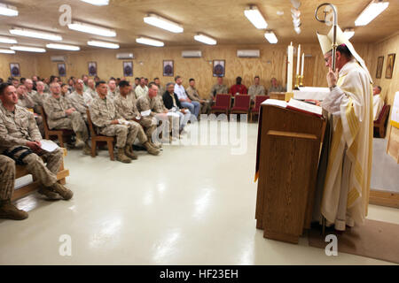 L Arcivescovo Timothy Broglio P., destra, che conduce la Chiesa Cattolica Romana Arcidiocesi per il servizio militare, conduce la Veglia Pasquale a bordo Camp Leatherneck, provincia di Helmand, Afghanistan, 19 aprile 2014. La massa incluso diversi battesimi e cresime nella fede cattolica. (U.S. Marine Corps foto di Cpl. Joshua giovani) Servizio membri celebrare la Settimana Santa in Afghanistan 140419-M-PF875-008 Foto Stock