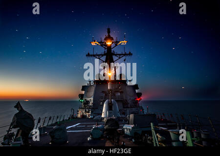 Il missile destroyer USS Donald Cook (DDG 75) transita il Mar Nero mentre partecipano in unione graduale approccio adattativo 21 aprile 2014. Stati Uniti Navy missile cacciatorpediniere operati nel Mar Nero per una missione in treno con la nazione partner le marine e di promuovere la pace e la stabilità nella regione. (DoD foto di comunicazione di massa Specialist Seaman Edward Guttierrez III, U.S. Navy/RILASCIATO) Unione graduale approccio adattativo (USS Donald Cook) (l'immagine 5 di 363) (14051768534) Foto Stock