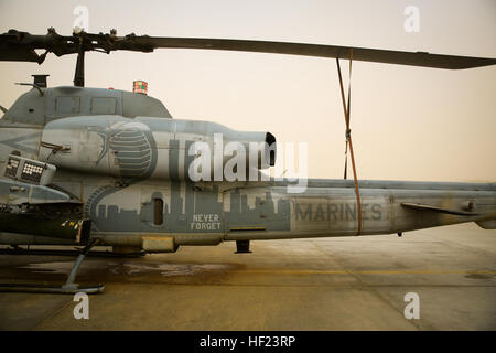 Un U.S. Marine Corps AH-1W Super elicottero Cobra, utilizzato dalla Marine Attacco leggero elicottero Squadron 369 in avanti (HMLA-369 (FWD)), Marine Aircraft Group- Afghanistan (MAG-A), siede sulla linea di volo durante una tempesta di polvere a bordo di Camp Bastion, provincia di Helmand, Afghanistan, 2014. Il velivolo è utilizzato per le missioni nel sud-ovest dell'Afghanistan. (Ufficiale DEGLI STATI UNITI Marine Corps photo by Lance Cpl. Darien J. Bjorndal, Marine Expeditionary Brigade Afghanistan/ Rilasciato) mai dimenticare 140425-M-MF313-151 Foto Stock