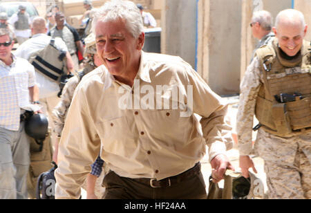 RAMADI, Iraq (22 luglio 2008) - Sen. Chuck Hagel (R-Neb.) arriva a Camp Ramadi per una breve visita con i soldati degli Stati Uniti Luglio 22. Il Sen. Chuck Hagel accompagnato Sens. Barack Obama (D-Ill.) e Jack Reed (D-R.I.) durante il viaggio. (Ufficiale DEGLI STATI UNITI Marine Corps photo by Lance Cpl. Casey Jones) (rilasciato) Chuck Hagel Iraq 5 Foto Stock