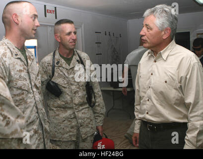 RAMADI, Iraq (22 luglio 2008) - (a destra) Sen. Chuck Hagel (R-Neb.) parla con Sgt 1a. Patrick J. Dostal e 1Lt. Ben E. Clough, sia con il Primo Battaglione, 9° Reggimento Marine, Regimental Combat Team 1, luglio 22. Il Sen. Hagel accompagnato Sens. Barack Obama (D-Ill.) e Jack Reed (D-R.I.) sulla visita. (Ufficiale DEGLI STATI UNITI Marine Corps photo by Lance Cpl. Casey Jones) (rilasciato) Chuck Hagel Iraq 6 Foto Stock