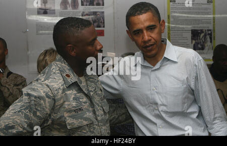 RAMADI, Iraq (22 luglio 2008) - Sen. Barack Obama (D-Ill.) parla con il Mag. Ricardo giovani, durante una recente visita ad al Anbar Provincia in Iraq Luglio 22. Sens. Chuck Hagel (R-Neb.) e Jack Reed (D-R.I.) accompagnato Sen. Obama durante il viaggio. (Ufficiale DEGLI STATI UNITI Marine Corps photo by Lance Cpl. Casey Jones) (rilasciato) Barack Obama 2008 Iraq 24 Foto Stock