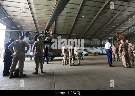 Stati Uniti Marines della Marina dedicate Air-Ground Task Force di risposta alla crisi sono mostrati meandri e funzioni del Mi-171Sh elicottero durante una visita con il Ghana, la Air Force in Accra, Ghana, Maggio 06, 2014. . La visita è stata organizzata per aumentare la collaborazione con ghanesi Forze Armate. (U.S. Marine Corps photo by Lance Cpl. Alexander Hill/RILASCIATO) Ghana riceve la visita da noi MarinesE28099 risposta alle crisi 140506 unità-M-DA-099-006 Foto Stock