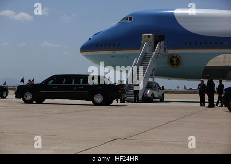 SAN DIEGO, California - U. S. Secret Service preparare per il Presidente Barack Obama che è il suo modo di Jacobs House per una raccolta di fondi, 8 marzo 2014. L'evento di beneficenza è una parte di una tre giorni di viaggio in California per raccogliere fondi per i democratici. (U.S. Marine Corps photo by Lance Cpl. Eryn Rudolph 3 aeromobili Marina Wing combattere fotocamera / rilasciato) Barack Obama visita 140508-M-SD211-102 Foto Stock