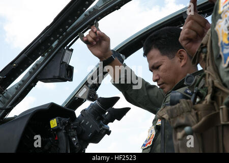 Philippine Air Force Il Mag. Ferdinando Liwag viene orientato nella cabina di pilotaggio di un AH-1W Super elicottero Cobra prima di un volo di familiarizzazione durante Balikatan, in Clark Air Base, Filippine, 12 maggio 2014. Nel suo trentesimo iterazione, Balikatan è una formazione annuale di esercizio che rafforza l'interoperabilità tra le forze armate delle Filippine e militare degli Stati Uniti nel loro impegno per la stabilità e la sicurezza regionale, l'assistenza umanitaria e di soccorso in caso di catastrofe. Liwag è un MD-520 Gunship militare pilota con la XVIII Attack Squadron, xv Strike ala. (U.S. Marine Corps photo by Lance Cpl. Abbazia Foto Stock