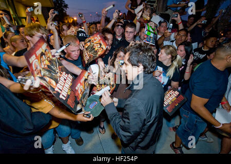 Circondato da più di 1.400 marines e marinai, attore Ben Stiller saluta i fan, segni autografi e pone per le foto prima di effettuare il trattamento di truppe per un anticipo di screening DreamWorksÕ ÒTropic Thunder.Ó unendo Stiller durante la sua visita a Camp Pendleton erano compagni di attori Jack Black e Robert Downey Jr è questo secondo StillerÕs OSU tour. Osu Foto di Dave Gatley BenStillerTropicThunderPendleton Foto Stock