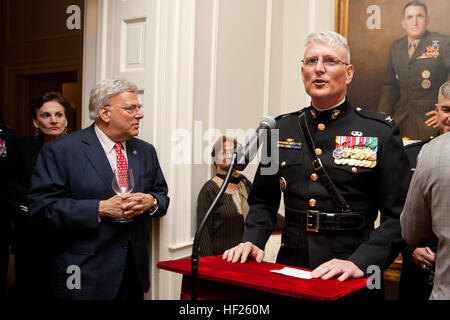 Il comandante della caserma marini Washington, Col. Christian G. Cabaniss, dà un indirizzo durante una serata Parade ricezione presso la Casa del Commandants a Washington D.C., il 16 maggio 2014. La serata di sfilate si svolgono ogni venerdì notte durante i mesi estivi. (U.S. Marine Corps foto di Cpl. Michael C. Guinto/RILASCIATO) sera Parade 140516-M-LI307-154 Foto Stock