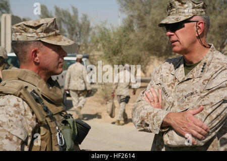 Il generale James T. Conway, Comandante della Marine Corps, parla con Col. Lewis A. Craparotta, comandante, Regimental Combat Team 1, durante una visita a Camp Fallujah in Iraq, e il agosto 16. Durante la sua visita, il comandante valutati i progressi realizzati in Al Anbar e discusso di sicurezza con diversi membri dell'esercito iracheno. Egli ha anche preso il tempo che giorno per parlare con Marines da Fallujah presso la cappella della speranza. USMC-080816-M-4023M-001 Foto Stock