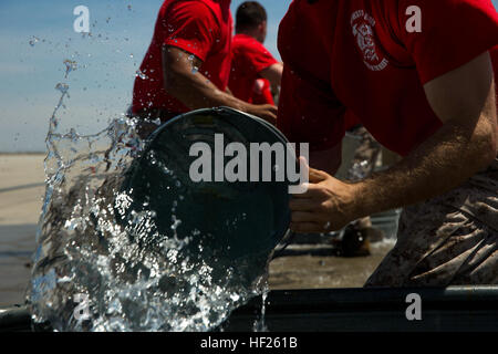 Aeromobile di salvataggio e di lotta antincendio Marines passano secchi di acqua da un canale a un altro durante la terza ARFF annuale Rodeo concorrenza al Marine Corps Air Station Yuma, Ariz., sabato. West Coast pompiere Marines rimanere fresco durante il concorso riscaldato 140519-M-TH017-012 Foto Stock