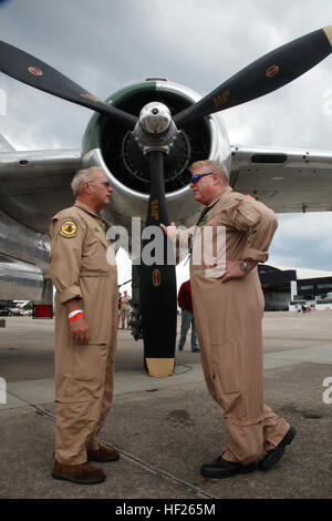 I membri dei disabili American veterani Team Volo parlare accanto a "Panchito," di un B-25 bombardiere Mitchell, durante il 2014 Marine Corps Air Station Cherry Point Air Show il 18 maggio. B-25 bombardieri sono più noti per il loro ruolo nella Doolittle Raid. Il raid è stato un inizio operazione americana durante la seconda guerra mondiale ha lanciato su Tokyo e in altri luoghi sulla isola di Honshu. È stato il primo raid aereo a colpire la casa giapponese isole in ritorsione per l'attacco giapponese a Pearl Harbor. DAV offre ispirazione per air show 140518-M-OT671-002 Foto Stock