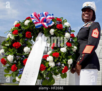 Sgt. Principali Lanette Wright, sergente maggiore della XXIV Marine Expeditionary Unit, pone per le foto all'annuale ghirlanda militare la cerimonia di posa ospitato dal Congressional Caucus per donna di problemi in onore del servizio militare donne presso la donna in servizio militare per l'America Memorial in Arlington, Virginia, 20 maggio 2014. Il caucus Wright riconosciuto come un eccellente femmina senior marina arruolato non ufficiale incaricato. Sergente maggiore rappresenta il corpo in corona la cerimonia di posa 140520-M-SE090-003 Foto Stock