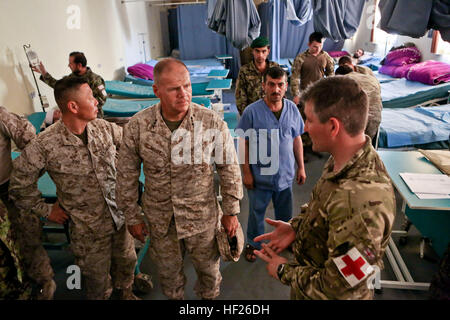 Lt. Gen. Robert B. Neller comandante del Corpo della Marina degli Stati Uniti le forze di comando centrale (CENTCOM), e Briga. Gen. Daniel D. Yoo, comandante generale di Marine Expeditionary Brigade Afghanistan, visitare l'Esercito nazionale afgano ospedale e parlare con i professionisti del settore medico il trattamento di soldati feriti, a bordo Camp Shorabak, provincia di Helmand in Afghanistan, 22 maggio 2014. La visita al campo Shorabak ammessi Neller e Yoo per osservare il Camp Shorabak solo ospedale come era in fase di espansione. (Ufficiale DEGLI STATI UNITI Marine Corps foto di Cpl. James D. Pauly, Marine Expeditionary Brigade Afghanistan/RILASCIATO) Lt. Gen. nellâ Foto Stock