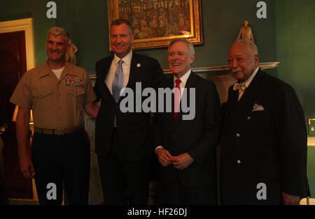 Sindaco di New York City Bill de Blasio e segretario della Marina Ray Mabus pongono con Marine Col. Beau Higgins durante un accogliente colazione al Gracie Mansion maggio 22. Benvenuto a New York 140522-M-DE426-004 Foto Stock