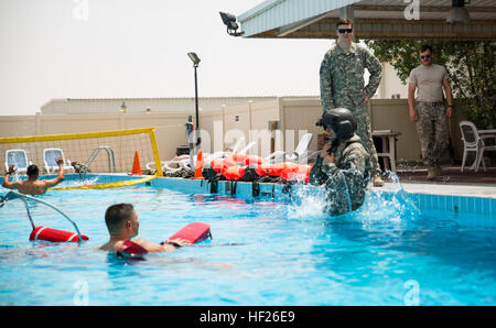 Soldati dal 3° Battaglione, 159attacco battaglione di ricognizione (ARB), 42nd combattere la Brigata aerea (cabina), la condotta di vita di aviazione Equipaggiamento di supporto formazione in preparazione per un recupero di personale di esercizio più tardi che il mese di maggio 22, 2014, in Kuwait. La ARB, attiva una unità di dazio dal XII cabina di stanza in Germania, è attaccato al quarantaduesimo cabina, New York Esercito Nazionale Guardia, per la sua implementazione in Kuwait a sostegno dell'Operazione Enduring Freedom. (N.Y. Esercito nazionale Guard foto di Sgt. Harley Jelis/RILASCIATO) Aviation la vita delle attrezzature di supporto formazione in Kuwait 140522-Z-AR422-036 Foto Stock