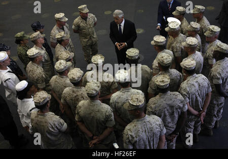 Il Segretario della Difesa Chuck Hagel, al centro dei colloqui con gli Stati Uniti Marines e marinai a bordo il dock landing ship USS Oak Hill (LSD 51) a New York il 22 maggio 2014, durante la settimana della flotta di New York. Settimana della flotta è una celebrazione annuale del mare servizi tenuti in varie città degli Stati Uniti durante tutto l'anno. La manifestazione offre l'opportunità per i cittadini di vedere la Marina Militare, Marine Corps e guardia costiera navi e attrezzature, nonché interagire con gli Stati Uniti I membri del servizio. (DoD foto di Sgt. Bobby Yarbrough, U.S. Marine Corps/RILASCIATO) 140522-M-DE426-007 (14295668792) Foto Stock
