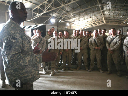 Lt. Gen. Lloyd J. Austin III, la Multinazionale Corps-Iraq commander, visite con i Marines, i marinai e i soldati del primo battaglione, 9° Reggimento Marine, Regimental Combat Team 1 a Ramadi, Iraq, Agosto 21, 2008. Austin, lungo con Col. Lewis A. Craparotta, comandante, RCT-1, e il tenente Col. Brett A. Bourne, comandante, 1° Battaglione, 9 Marines, hanno visitato i locali di spazio di battaglia e valutato il livello di crescita nella regione. Corps-Iraq multinazionali comandante delle truppe di visite a Ramadi DVIDS110587 Foto Stock